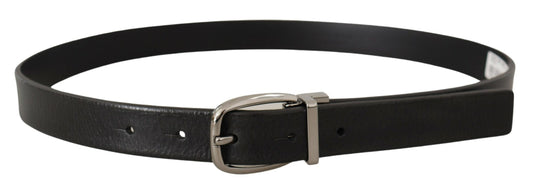Cinturón elegante de cuero negro con hebilla de metal