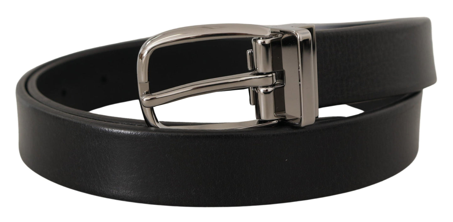 Cinturón elegante de cuero negro con hebilla de metal