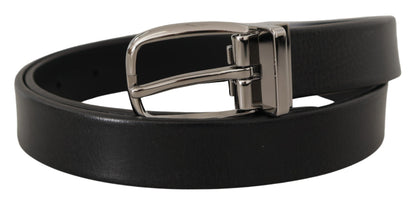 Cinturón elegante de cuero negro con hebilla de metal