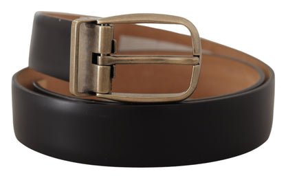 Cinturón elegante de cuero negro con hebilla de metal