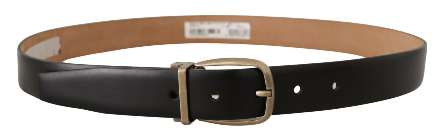 Cinturón elegante de cuero negro con hebilla de metal