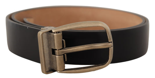 Cinturón elegante de cuero negro con hebilla de metal