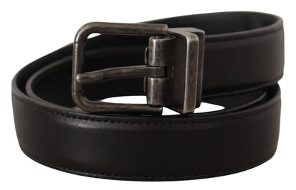 Cinturón elegante de cuero negro con hebilla de metal