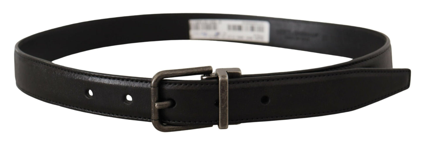 Cinturón elegante de cuero negro con hebilla de metal