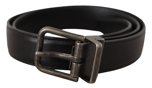 Cinturón elegante de cuero negro con hebilla de metal