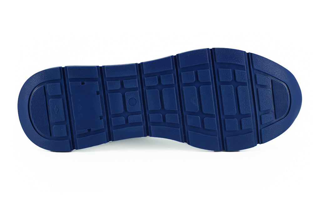 Elegantes zapatillas de piel azul y blanca
