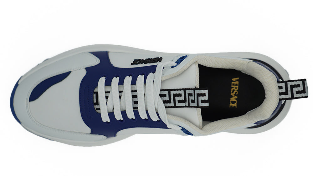 Elegantes zapatillas de piel azul y blanca