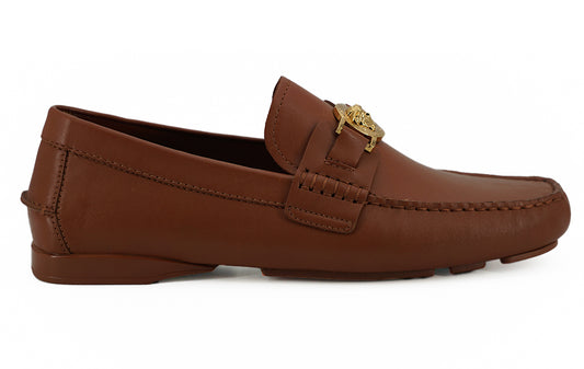 Elegantes mocasines de piel con relieve de Medusa