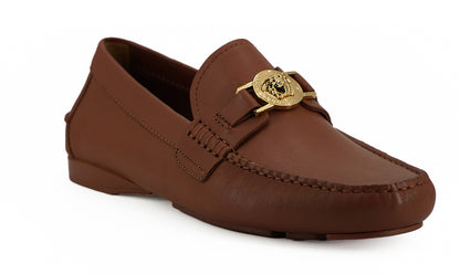 Elegantes mocasines de piel con relieve de Medusa