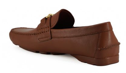 Elegantes mocasines de piel con relieve de Medusa