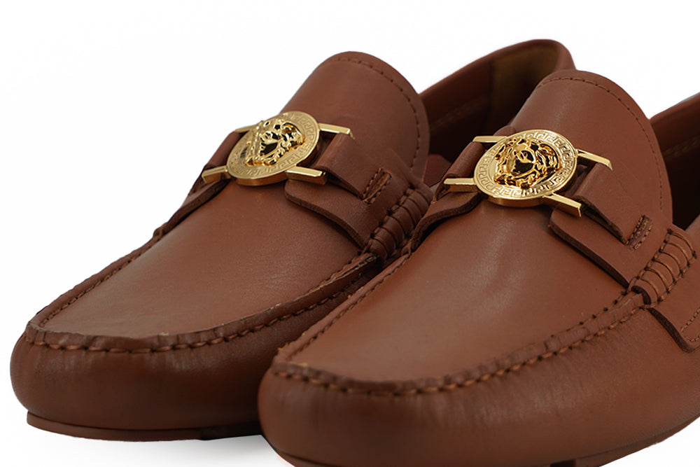 Elegantes mocasines de piel con relieve de Medusa