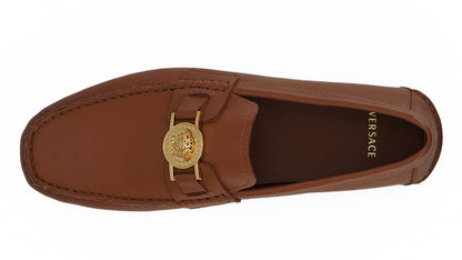 Elegantes mocasines de piel con relieve de Medusa