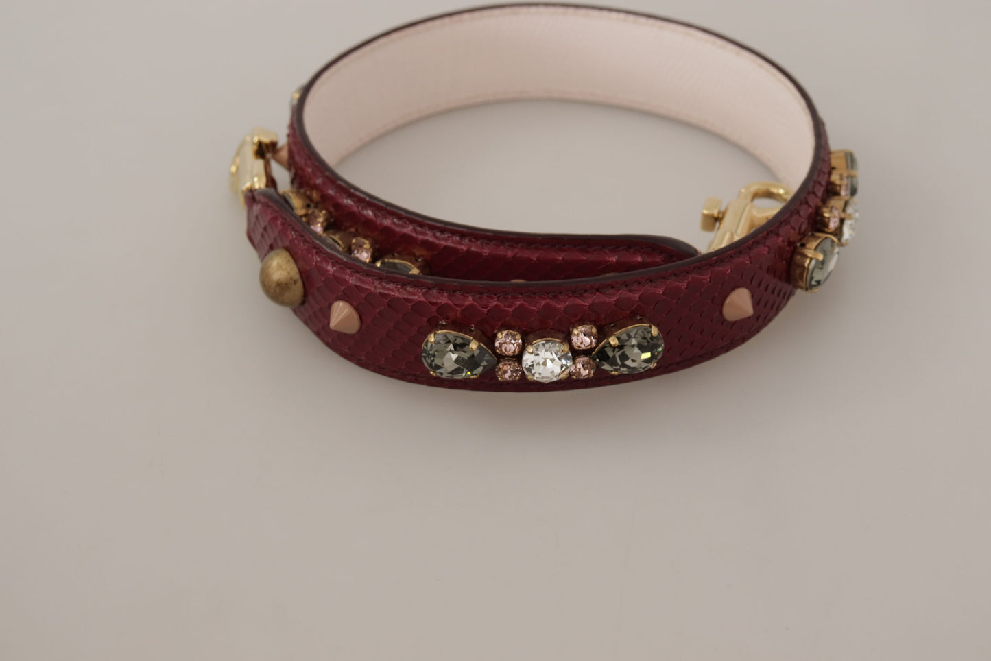 Elegante correa para bolso de piel de pitón en color burdeos