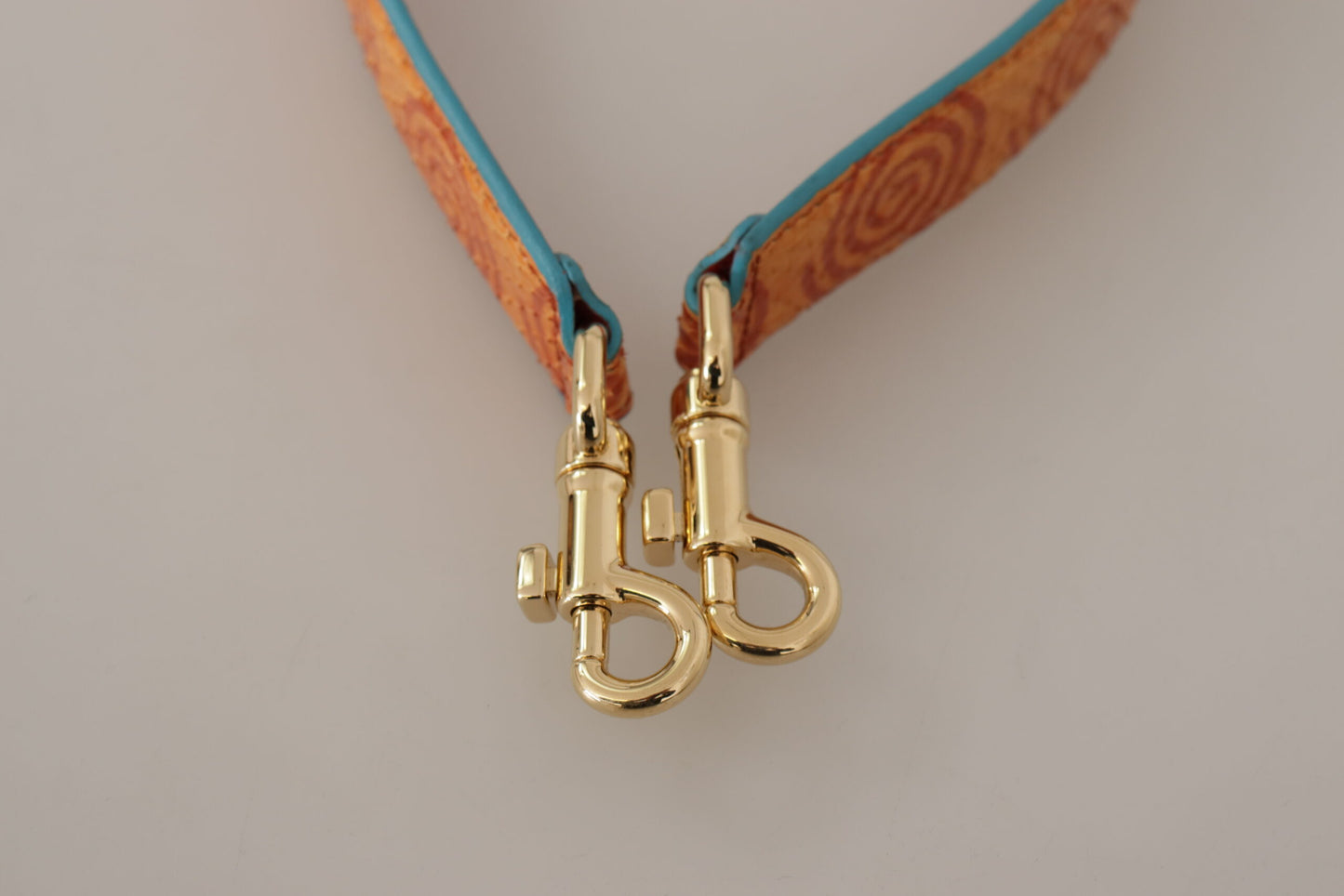 Elegante accesorio de correa de hombro de cuero naranja