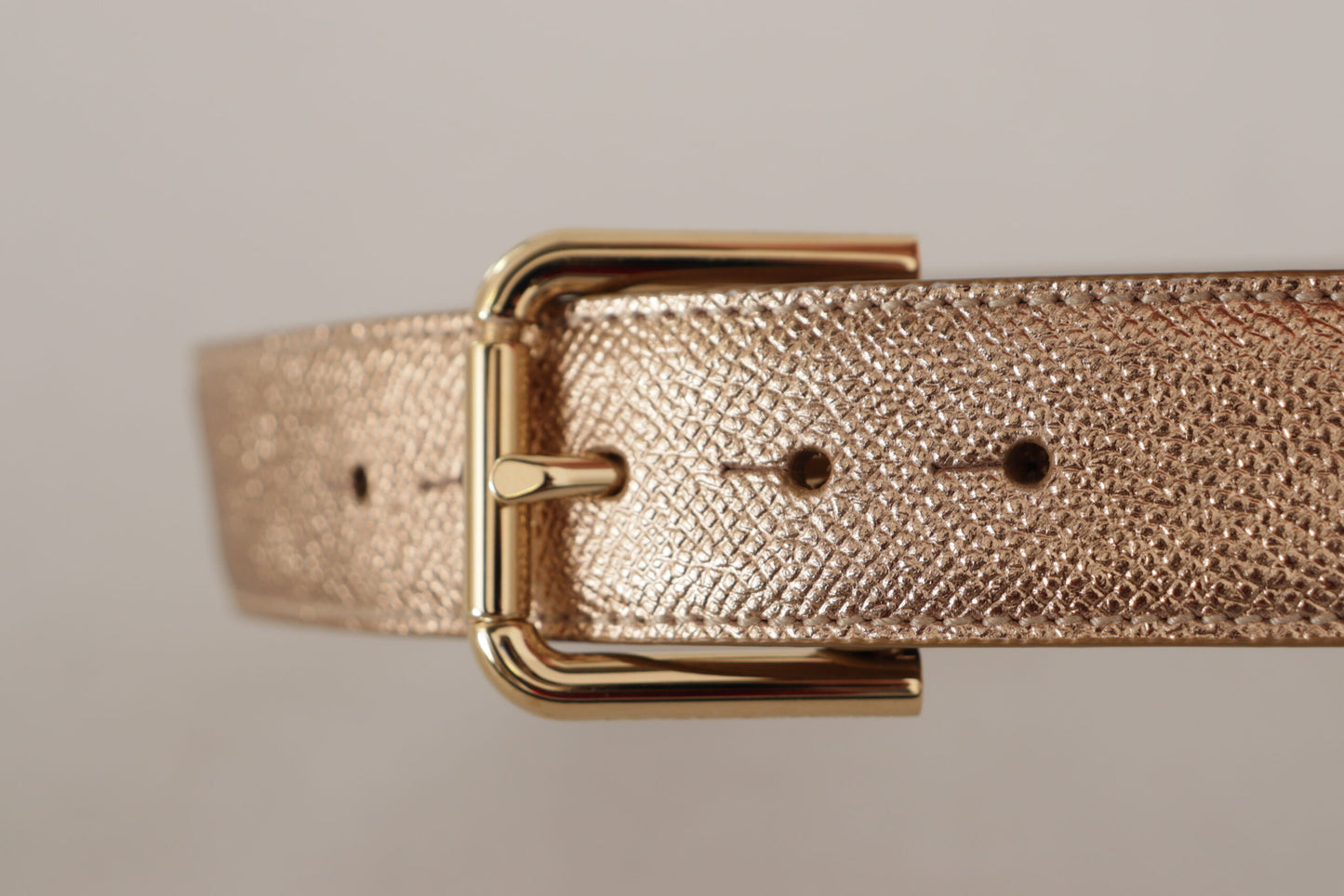Cinturón elegante de cuero en oro rosa con hebilla con logotipo