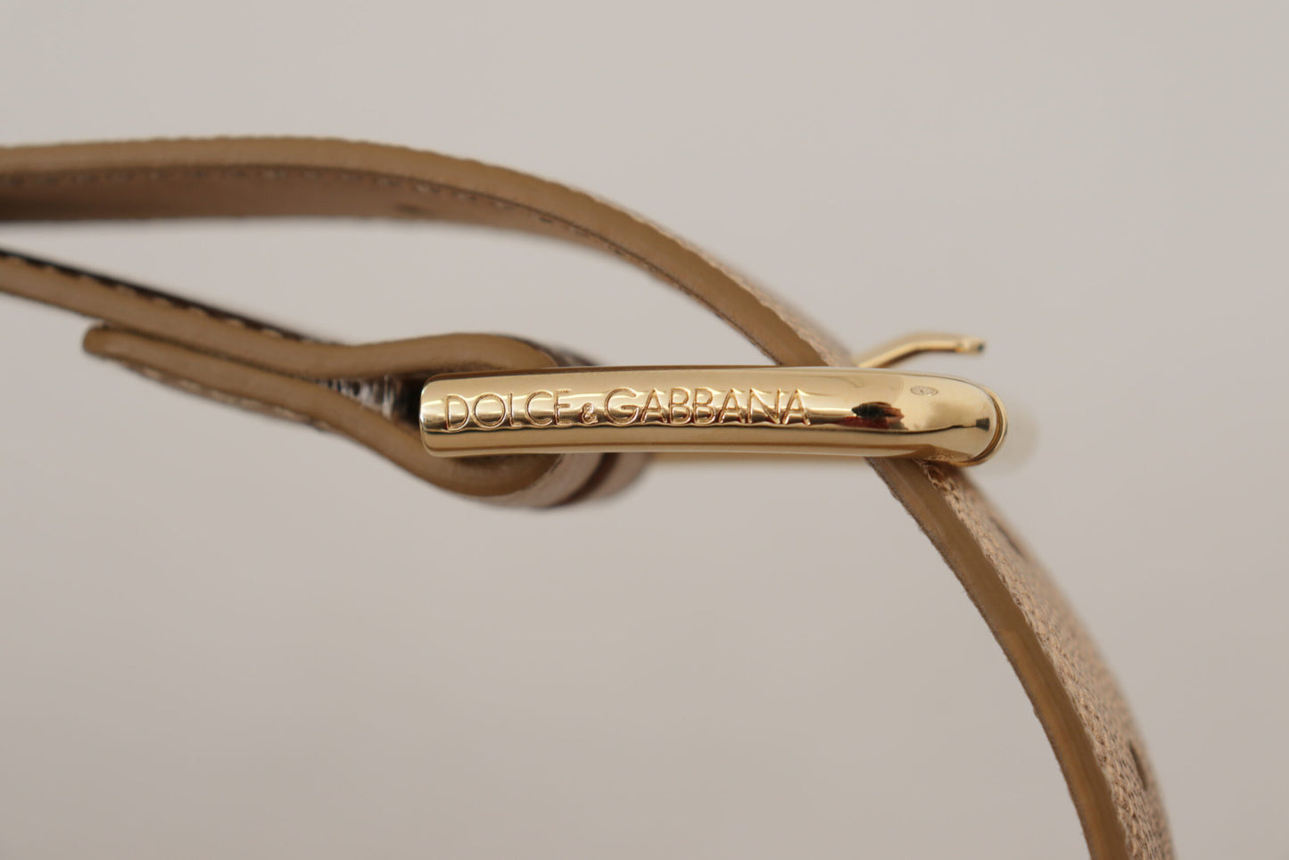 Cinturón elegante de cuero en oro rosa con hebilla con logotipo