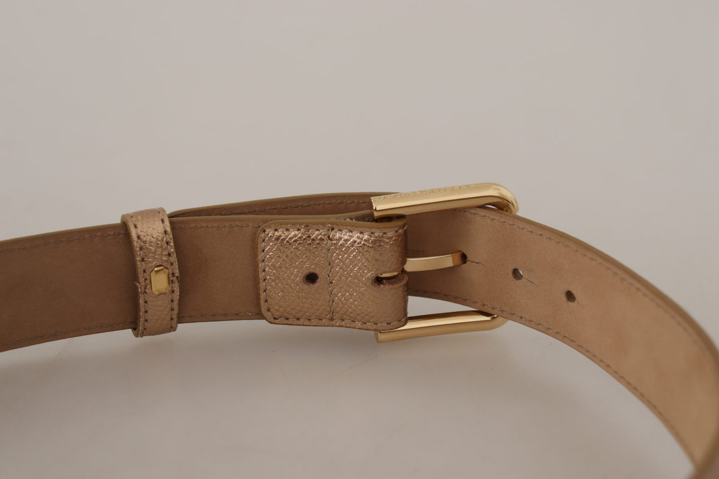 Cinturón elegante de cuero en oro rosa con hebilla con logotipo