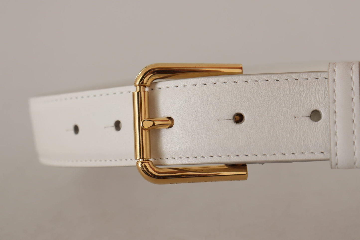 Cinturón elegante de cuero blanco con hebilla grabada en oro