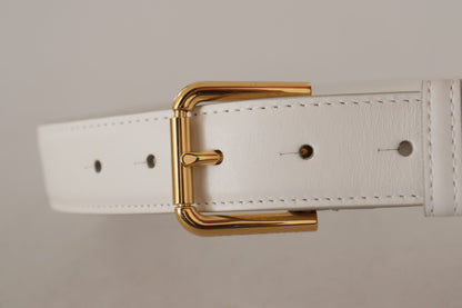 Cinturón elegante de cuero blanco con hebilla grabada en oro