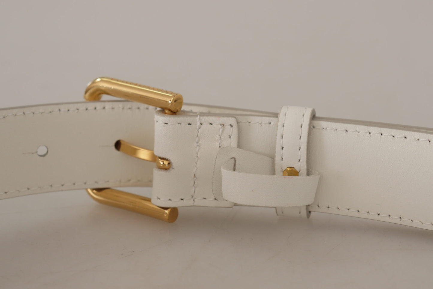 Cinturón elegante de cuero blanco con hebilla grabada en oro