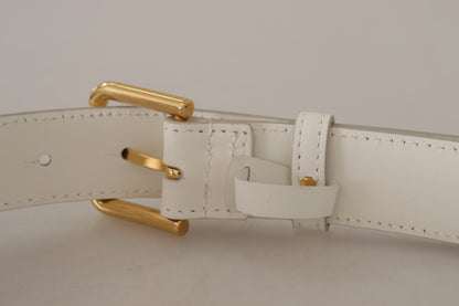 Cinturón elegante de cuero blanco con hebilla grabada en oro
