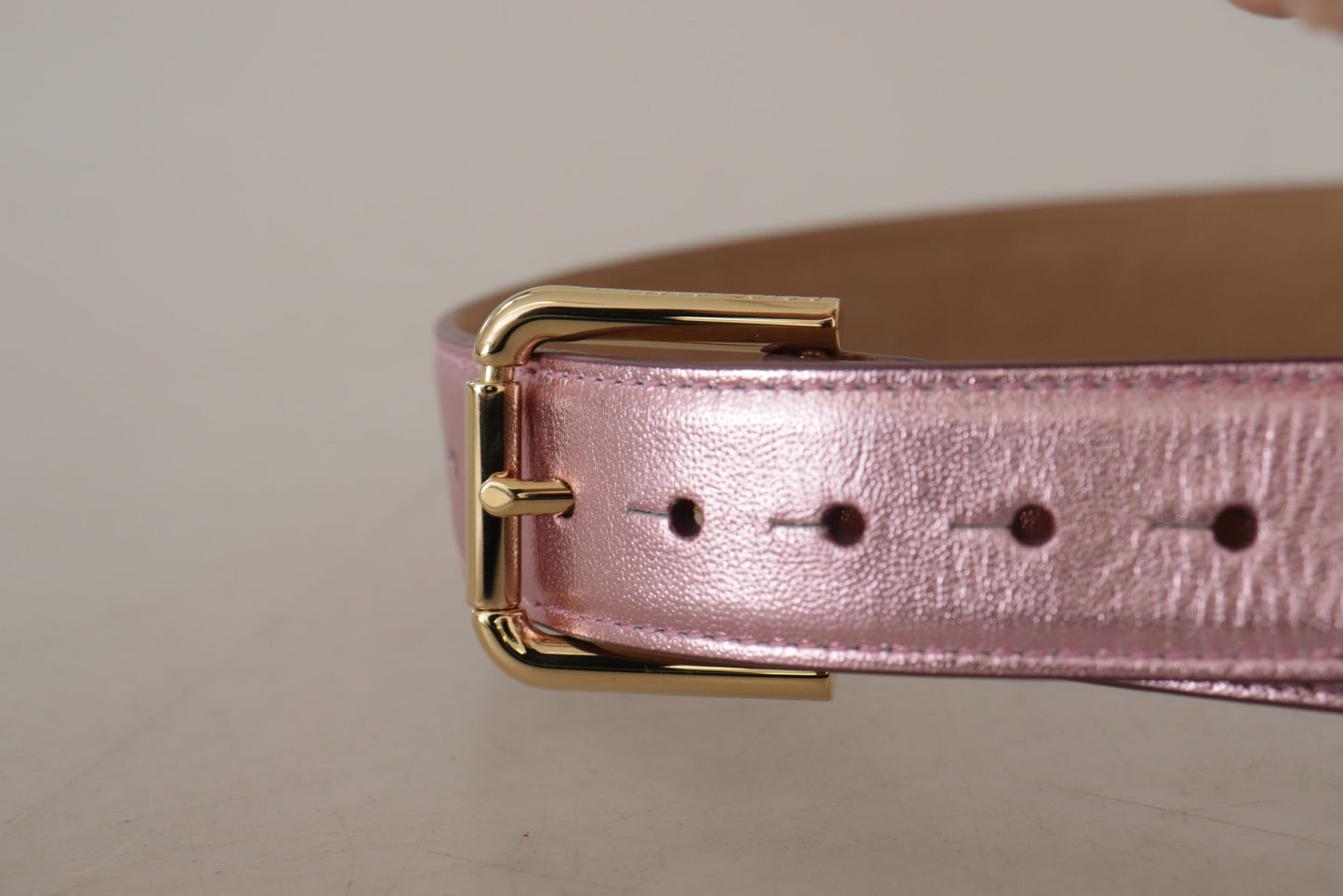 Cinturón elegante de cuero rosa metalizado