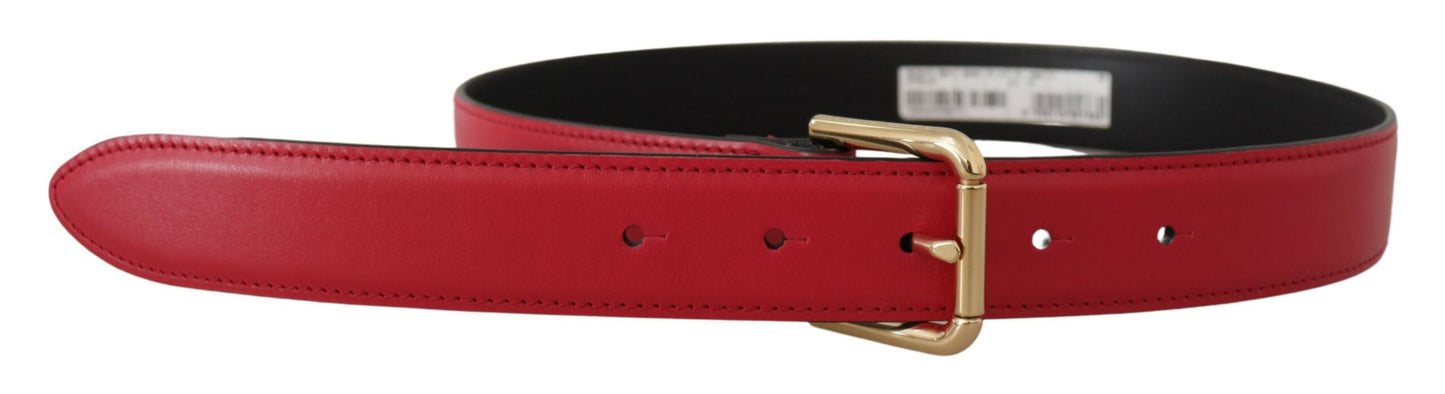 Elegante cinturón de cuero rojo con hebilla dorada