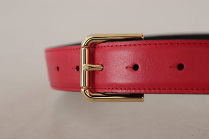 Elegante cinturón de cuero rojo con hebilla dorada
