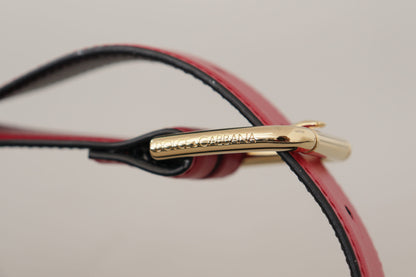 Elegante cinturón de cuero rojo con hebilla dorada