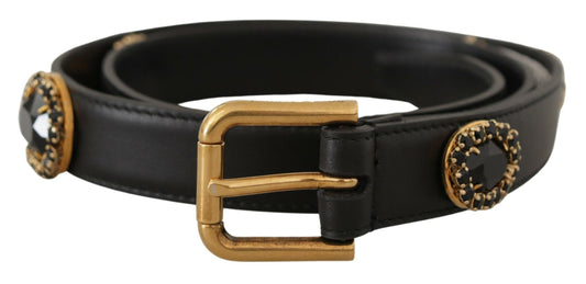 Cinturón elegante de cuero negro con logotipo