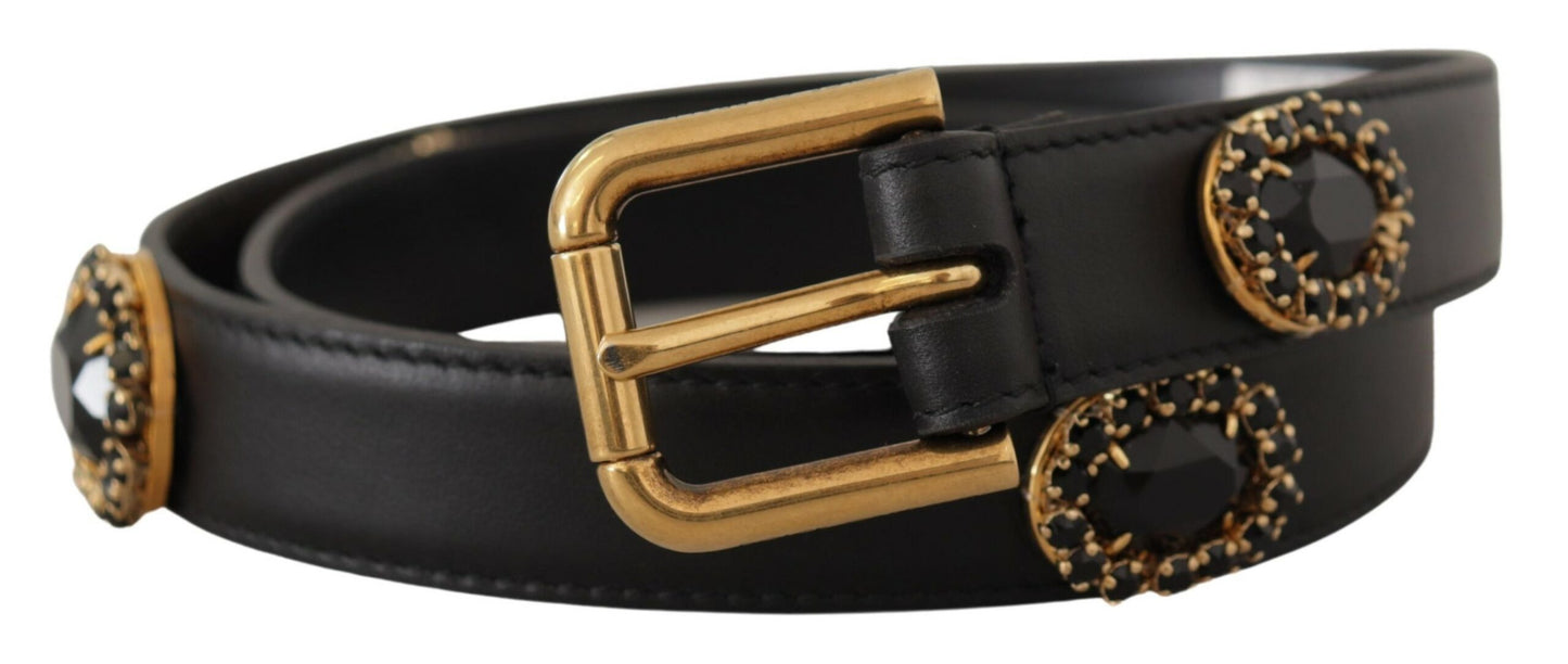 Cinturón elegante de cuero negro con logotipo
