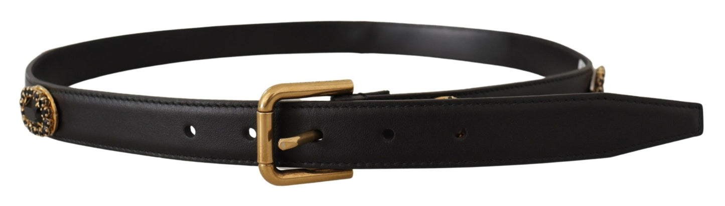 Cinturón elegante de cuero negro con logotipo
