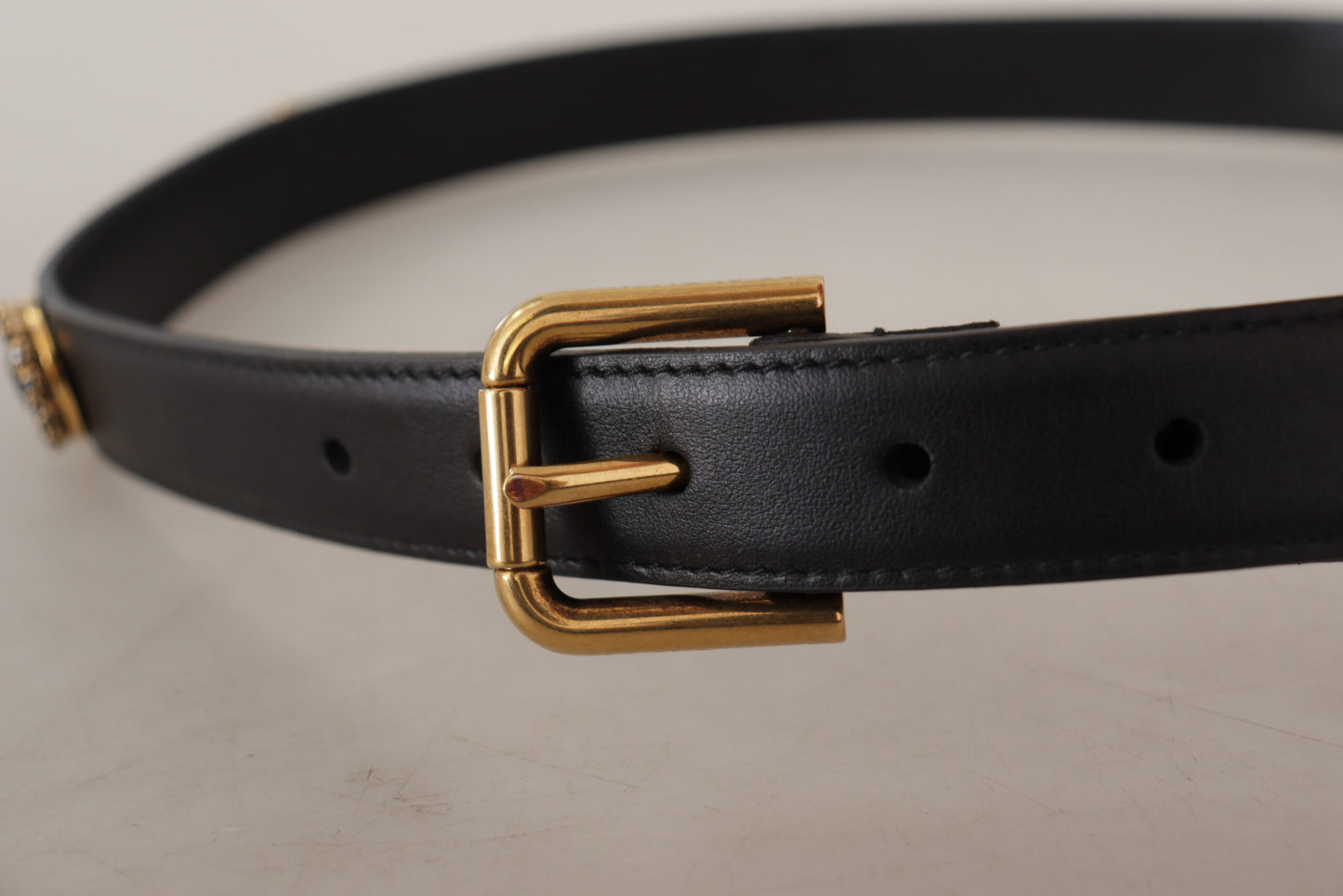 Cinturón elegante de cuero negro con logotipo