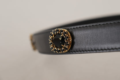Cinturón elegante de cuero negro con logotipo