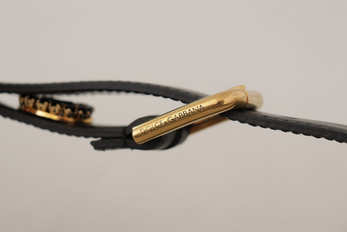 Cinturón elegante de cuero negro con logotipo