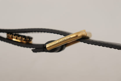 Cinturón elegante de cuero negro con logotipo