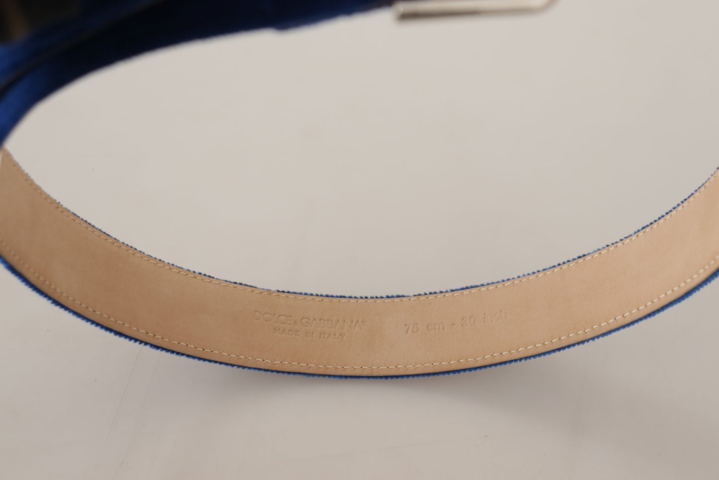 Cinturón elegante de terciopelo con logotipo metálico