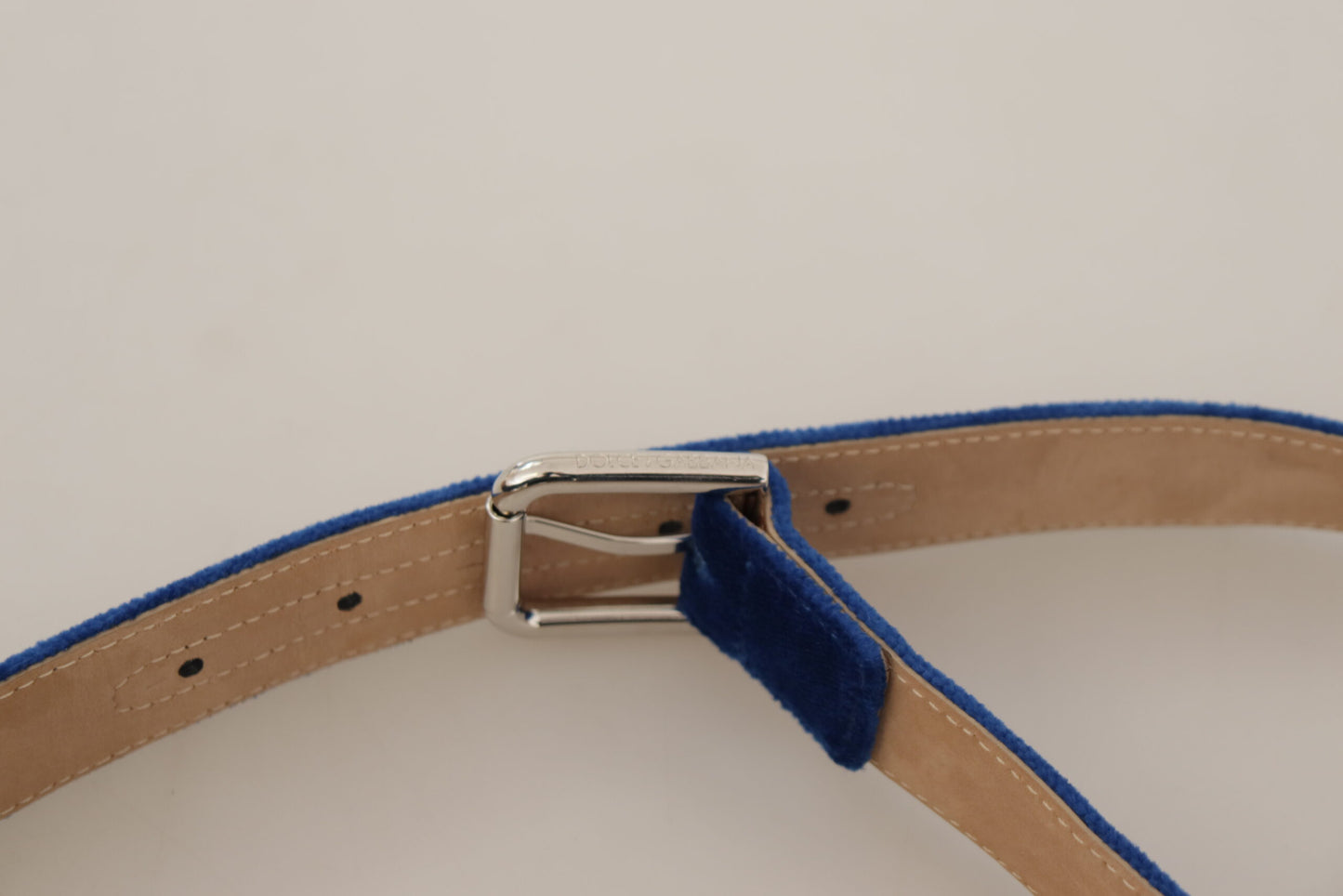 Cinturón elegante de terciopelo con logotipo metálico