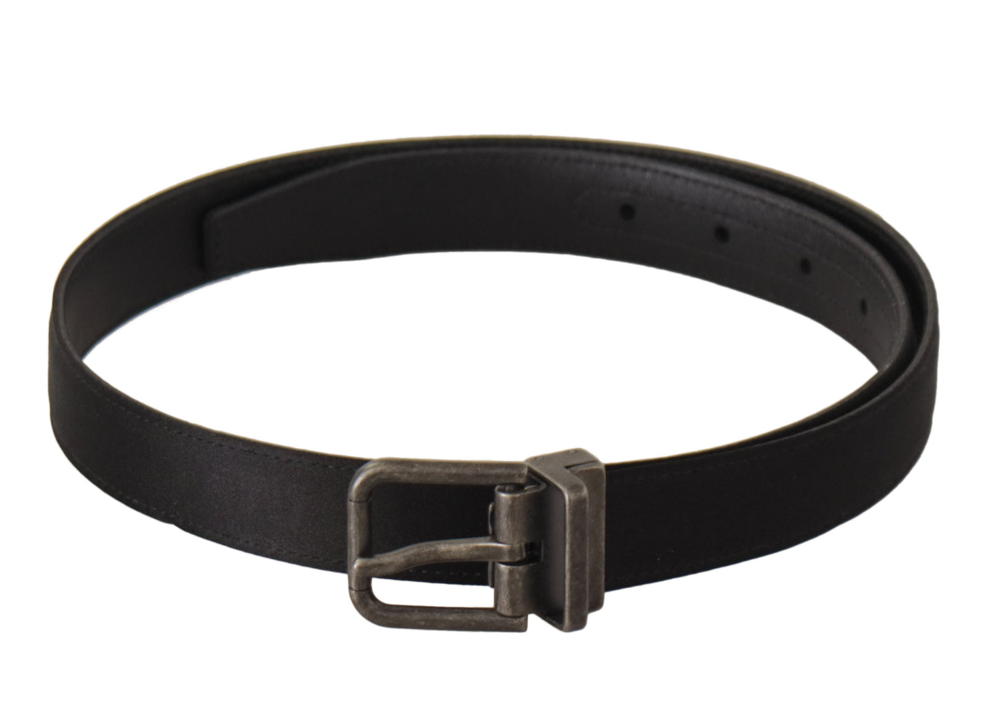 Cinturón elegante de cuero negro con hebilla de metal