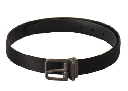 Cinturón elegante de cuero negro con hebilla de metal