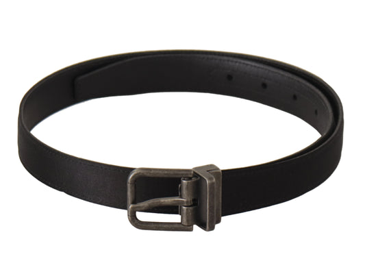 Cinturón elegante de cuero negro con hebilla de metal