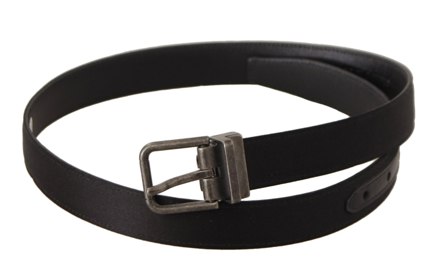 Cinturón elegante de cuero negro con hebilla de metal