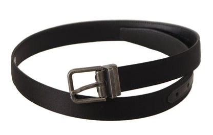 Cinturón elegante de cuero negro con hebilla de metal
