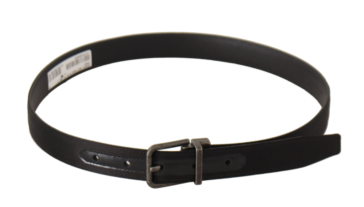 Cinturón elegante de cuero negro con hebilla de metal