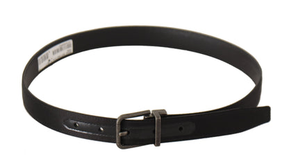 Cinturón elegante de cuero negro con hebilla de metal