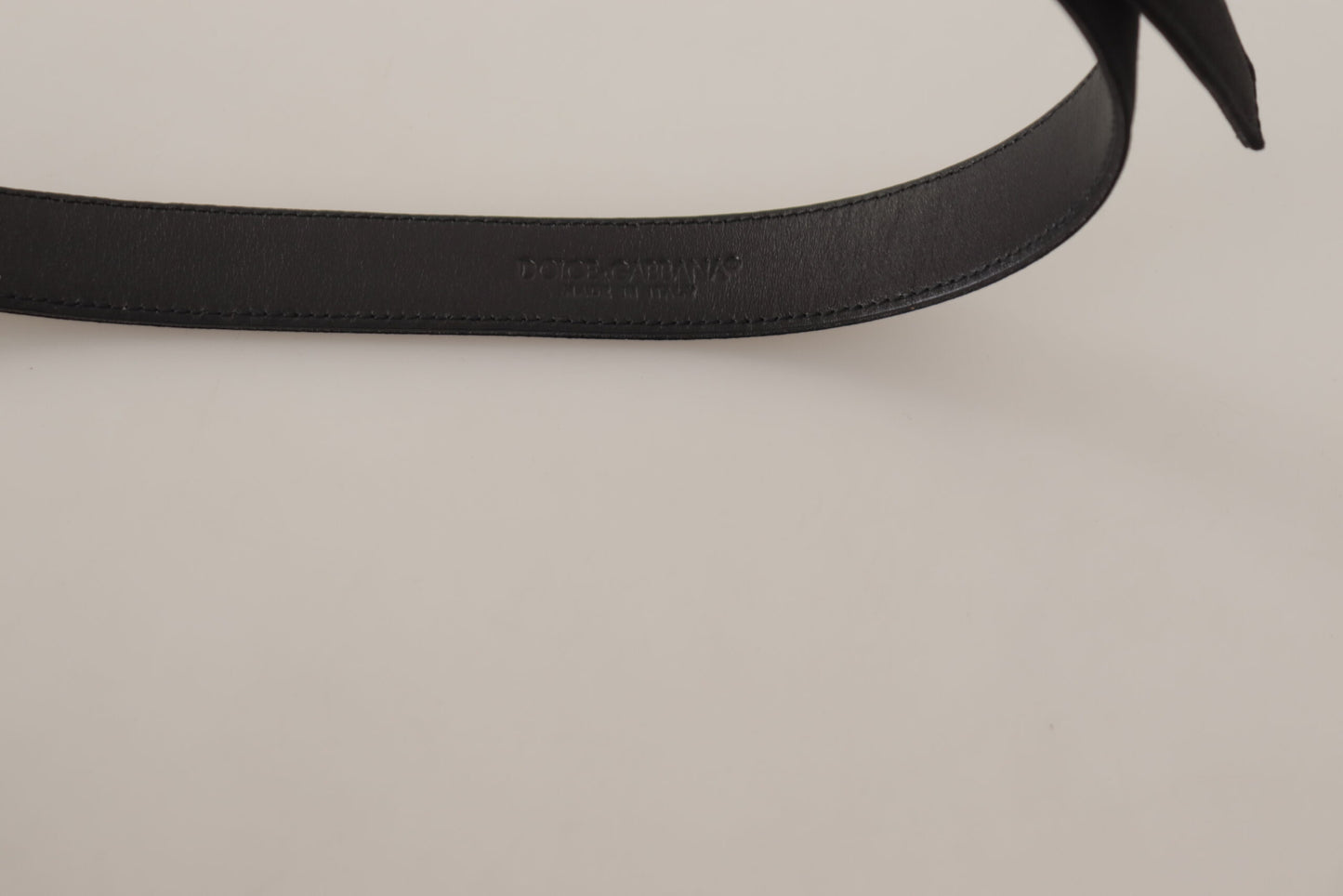 Cinturón elegante de cuero negro con hebilla de metal