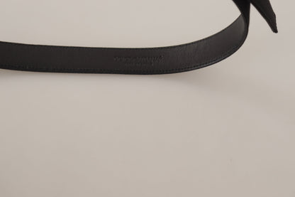 Cinturón elegante de cuero negro con hebilla de metal