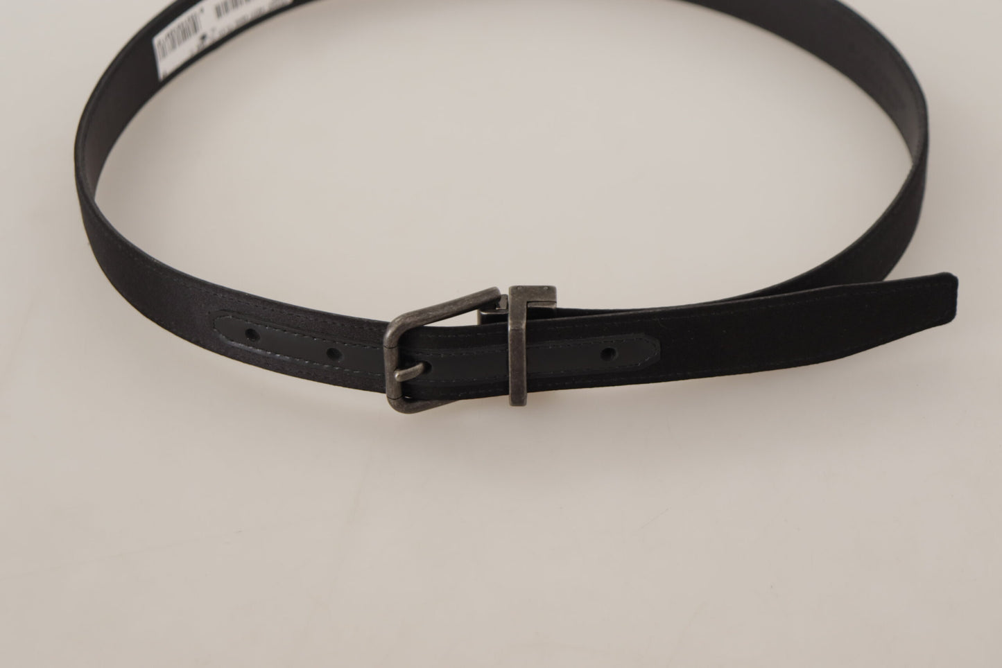 Cinturón elegante de cuero negro con hebilla de metal