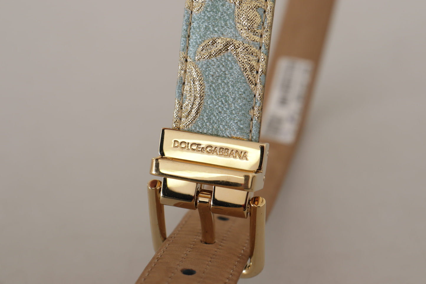 Cinturón elegante de piel azul claro con hebilla dorada