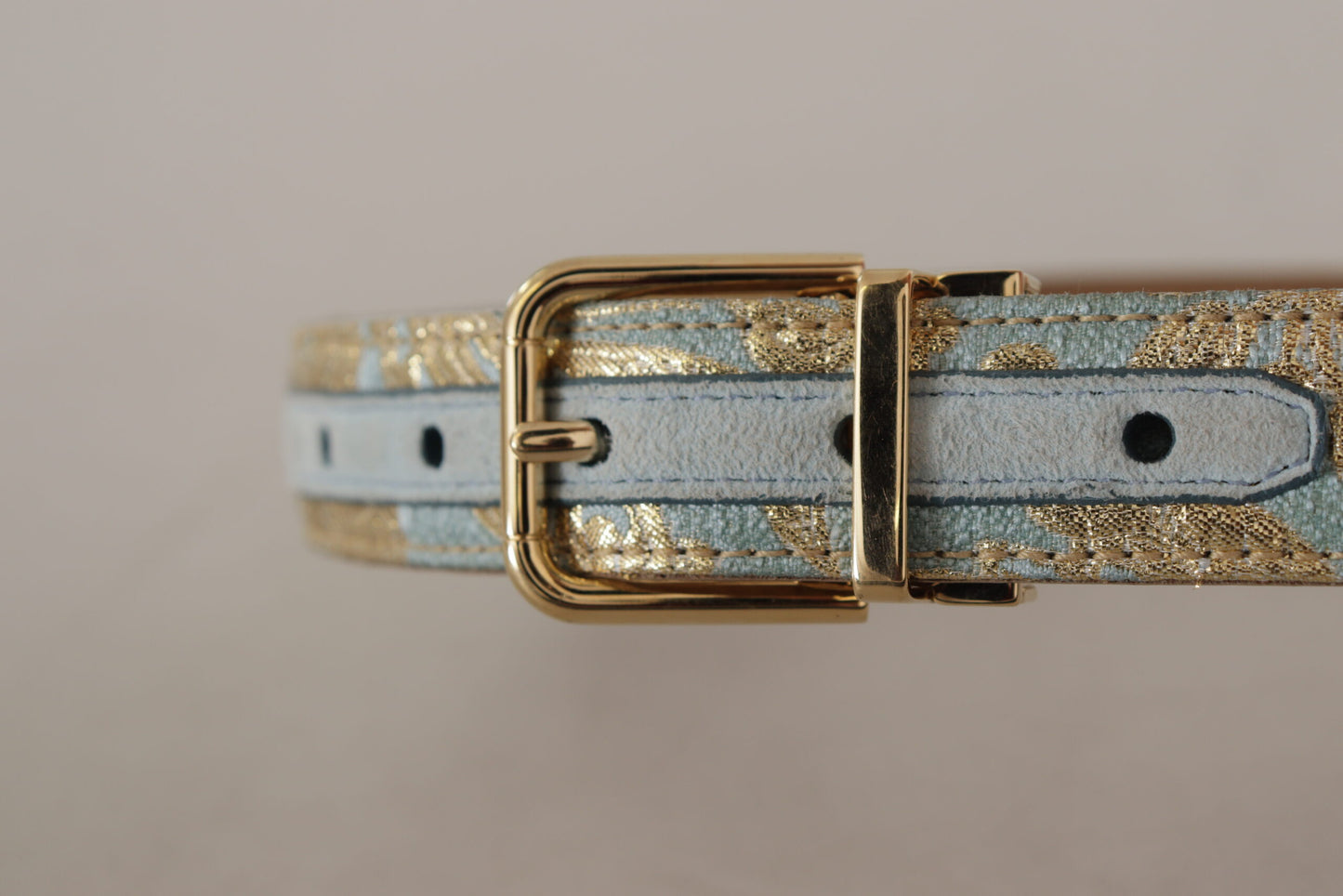 Cinturón elegante de piel azul claro con hebilla dorada